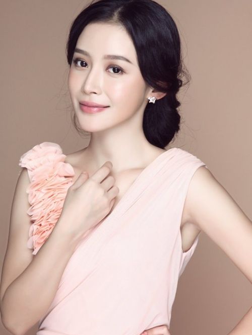 瑛子，原名敬虔，1月19日出生于重庆，中国内地女演员，毕业于重庆大学美视电影学院。
2005年，参演轻喜剧《别活得太累》，饰演女一号“邱芳”。2007年，参演灾难片《唐山绝恋》。2008年，参演女性励志剧《大国医》。2009年，参演悬疑剧《天敌》。2010年，参演《大舜》。2011年，参演谍战大戏《冷风暴》。2013年，参演由孔笙执导出演的大型抗日史诗剧《战长沙》；同年参演电视剧《青岛往事》。2014年，参演《老农民》。2016年，拍摄都市情感生活励志大剧《婚姻历险记》；同年主演电视剧《好家伙》。2017年6月，由瑛子担纲女一号献礼香港回归20周年的年度大剧《我的1997》登陆CCTV-1黄金档播出；7月，参演首部古装巨制《独孤皇后》；8月，主演大型法治题材电视剧《阳光下的法庭》。